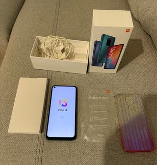 Xiaomi Redmi Note 9 con scatola e cavo