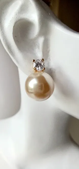 Pendiente perla y circonita chapado oro.