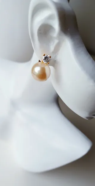 Pendiente perla y circonita chapado oro.