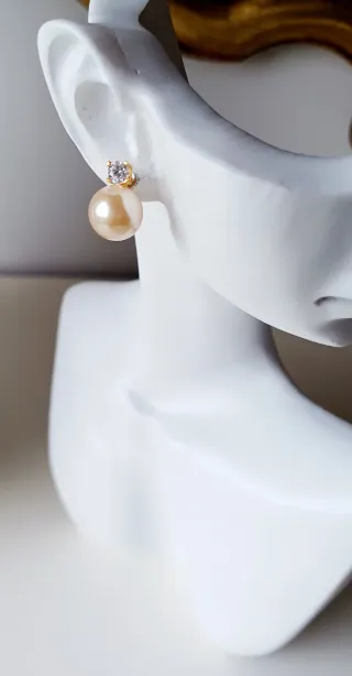 Pendiente perla y circonita chapado oro.