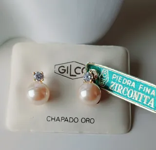 Pendiente perla y circonita chapado oro.