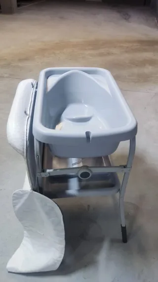 Cambiador con bañera para bebé Chicco.