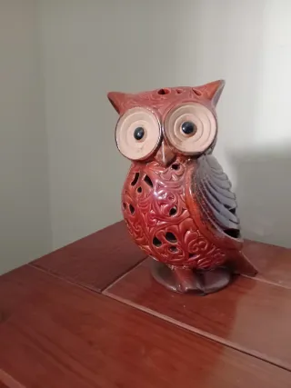 Coruja decorativa de cerâmica