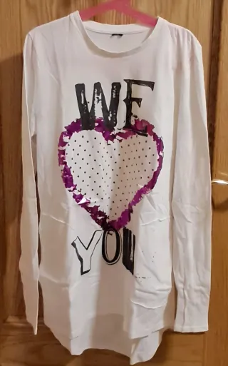 Camiseta blanca con corazón morado