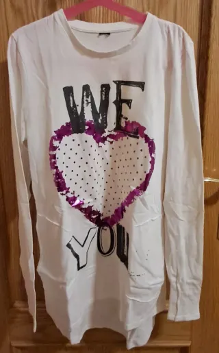 Camiseta blanca con corazón morado
