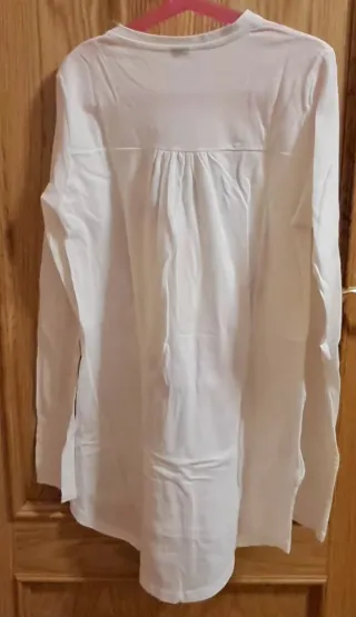 Camiseta blanca con corazón morado