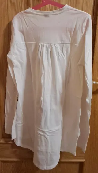 Camiseta blanca con corazón morado