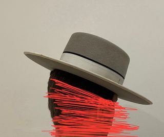 Sombrero de ala ancha gris y blanco