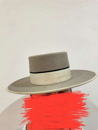 Sombrero de ala ancha gris y blanco