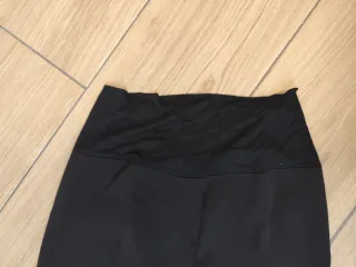 Pantalón premamá negro.