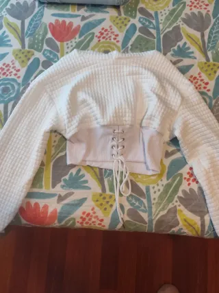 Sudadera blanca crop top con cordones