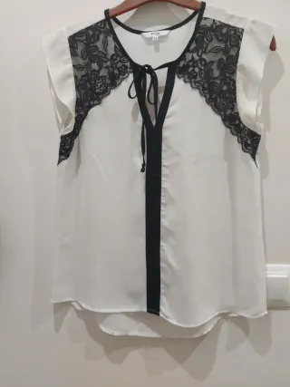 Blusa blanca con puntilla negra talla 38