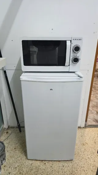 Microondas Jocel Blanco y Nevera pequeña