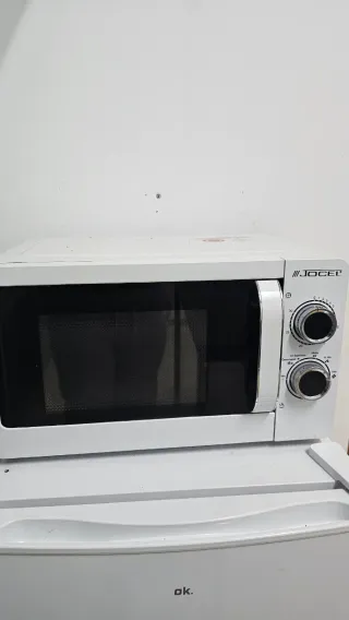 Microondas Jocel Blanco y Nevera pequeña