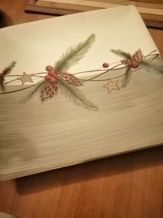 Piatto natalizio decorato con pigne e stelle