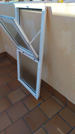 Ventana aluminio blanco abatible