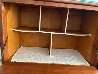 Escritorio de madera con cajones