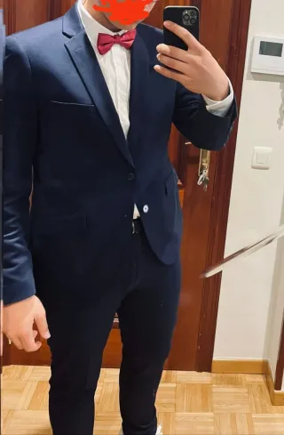 Traje azul y camisa blanca