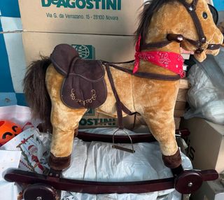 Cavallo dondolo peluche marrone