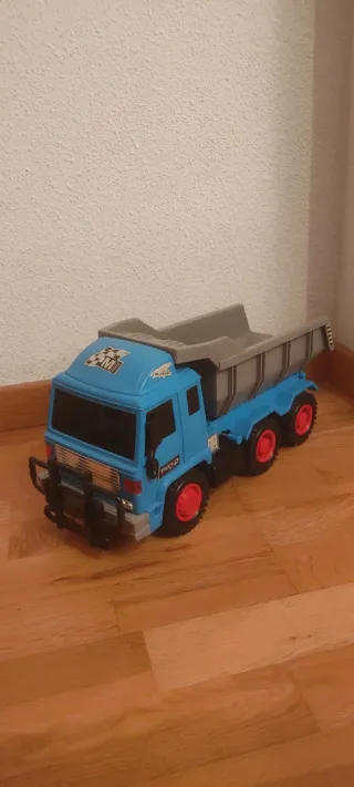 Camión de obra azul con volquete