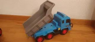 Camión de obra azul con volquete