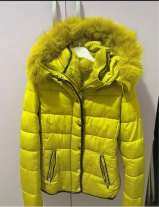 Giubbotto giallo con cappuccio