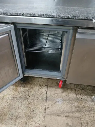 Mesa de acero inoxidable con fregadero