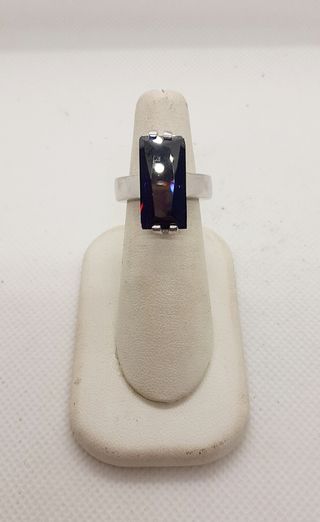 Anello con pietra rettangolare viola
