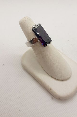 Anello con pietra rettangolare viola