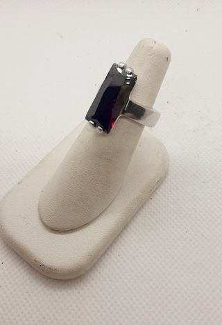 Anello con pietra rettangolare viola