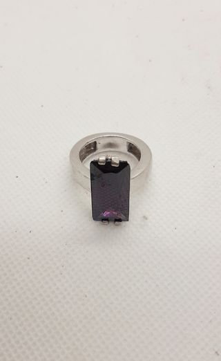 Anello con pietra rettangolare viola