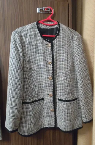 Traje de chaqueta y falda beige