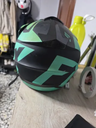 Casco de moto off-road verde y negro