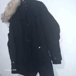 Chaqueta negra con capucha de pelo