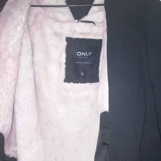 Chaqueta negra con capucha de pelo