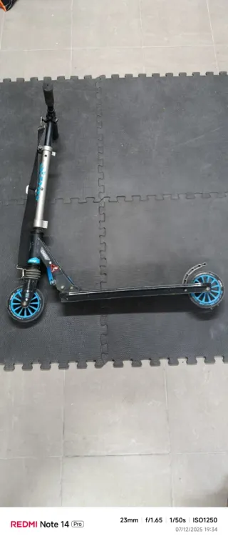 Patinete infantil negro y azul, plegable