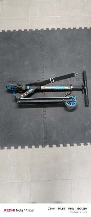 Patinete infantil negro y azul, plegable