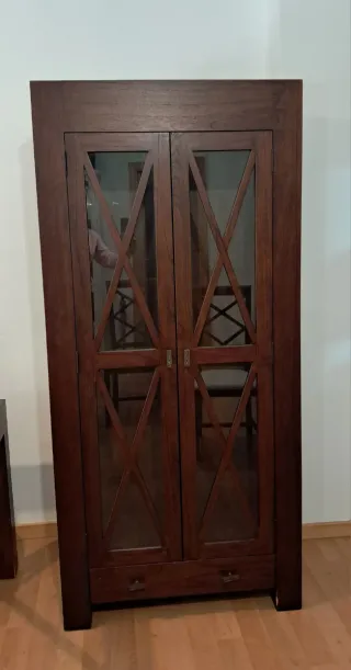 Vitrina, mesa y 6 sillas comedor madera