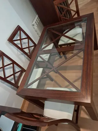 Vitrina, mesa y 6 sillas comedor madera