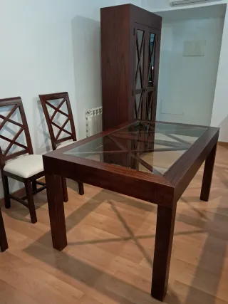 Vitrina, mesa y 6 sillas comedor madera