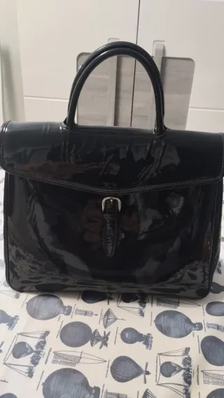 Bolso de mano negro charol