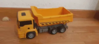 Camión volquete y excavadora de juguete