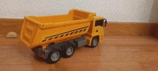 Camión volquete y excavadora de juguete