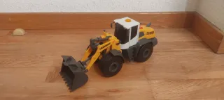 Camión volquete y excavadora de juguete