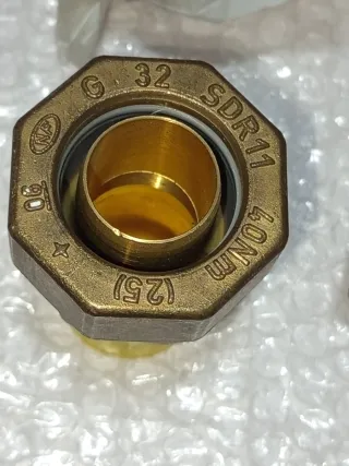 Abrazadera RUMA PE32 y Racor compacto PE32 SDR17