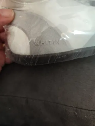 Zapatillas deportivas grises y blancas