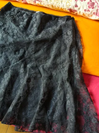 Gonna nera in pizzo con perline