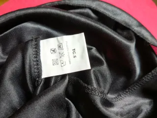 Gonna nera in pizzo con perline