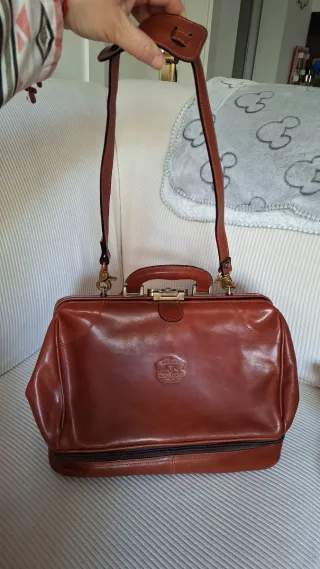 Bolso de viaje de piel.