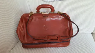 Bolso de viaje de piel.